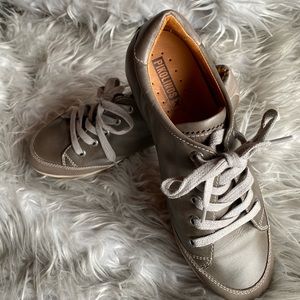 Sneaker shoes by Pikolinos